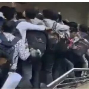 ৩৬ ঘণ্টায় সাড়ে ৬ লক্ষ আবেদন! ‘যুব সাথী’ নিতে উপচে পড়া ভিড়, বঙ্গে কি বেকারত্বের সুনামি? ৩৬ ঘণ্টায় সাড়ে ৬ লক্ষ আবেদন! ‘যুব সাথী’ নিতে উপচে পড়া ভিড়, বঙ্গে কি বেকারত্বের সুনামি?