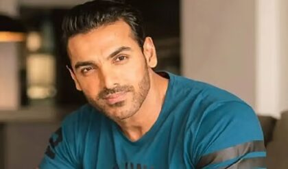 ২৫ বছরের অপেক্ষা শেষ! মানিব্যাগের সেই জীর্ণ কাগজে কী ছিল? ভক্তের স্বপ্ন পূরণ করলেন জন আব্রাহাম