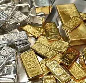 আকাশছোঁয়া দাম থেকে মাটিতে আছাড়! রুপো সস্তা হলেও কেন বাড়ছে সোনার দাম?