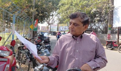 ছেলে পড়ছে IIT-তে, সরকারি ভাতার ফর্ম তুলতে লাইনে বাবা! চুঁচুড়ায় এ এক অদ্ভুত ‘দ্বৈত’ বাস্তবতা