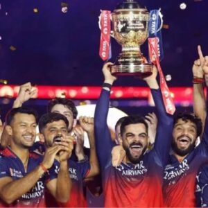 বদল হচ্ছে আরসিবি-র মালিক! ২ বিলিয়ন ডলারে দল বিক্রি করছে ডিয়াজিও, দৌড়ে কোহলি-ঘরণী অনুষ্কাও!