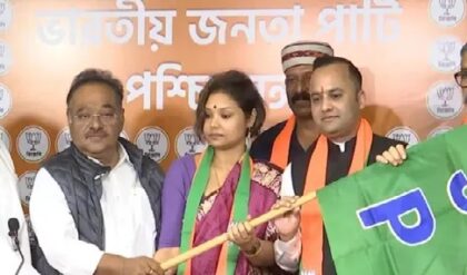 গোস্বামী পরিবারে রাজনৈতিক ভাঙন! দিদি তৃণমূলের দাপুটে কাউন্সিলর, পদ্ম শিবিরে নাম লেখালেন ক্ষিতি-কন্যা কস্তুরী