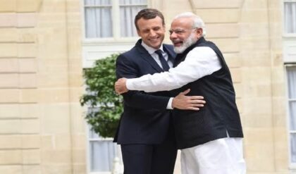 মুম্বইতে নামলেন ম্যাক্রোঁ! ৩ দিনের মেগা সফরে ফরাসি প্রেসিডেন্ট, ‘প্রিয় বন্ধু’কে জড়িয়ে ধরলেন মোদী!