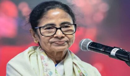 “ভয় পাবেন না, আমি ও রাজ্য সরকার পাশে আছি!” জেলাশাসকদের মনোবল বাড়িয়ে মোদী-কমিশনকে কড়া চ্যালেঞ্জ মমতার!