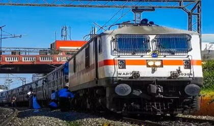 রেলযাত্রীদের জন্য দুঃসংবাদ! ১ মার্চ থেকে বন্ধ হচ্ছে টিকিট কাটার এই জনপ্রিয় মাধ্যম!