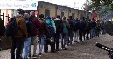 লক্ষ লক্ষ আবেদনকারীর লাইন! রাজ্য সরকারের নতুন প্রকল্প ঘিরে কেন সিঁদুরে মেঘ দেখছেন অর্থনীতিবিদরা?