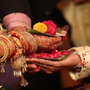 বাসর ঘরেই মাথায় আকাশ ভেঙে পড়ল কনের! মালাবদলের পর জানলেন বর আসলে ‘মহিলা’