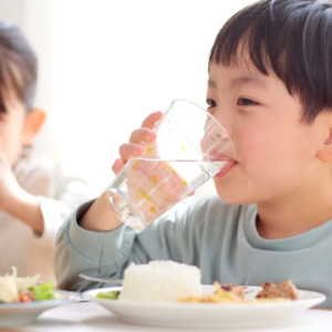 খেয়ে উঠেই জল পান করছেন? নিজের অজান্তেই শরীরের বারোটা বাজাচ্ছেন না তো? জানুন আসল সত্য