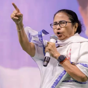 ‘তুঘলকি কমিশন!’ নজিরবিহীন আক্রমণ মমতার, সাসপেন্ড হওয়া অফিসারদের পাশে থাকার বার্তা