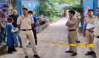 স্কুল খুলতেই এল ‘হুমকি ইমেল’! ডগ স্কোয়াড নিয়ে তল্লাশিতে পুলিশ, দিল্লিতে ঘটা ঘটনার ছায়া গুজরাতে