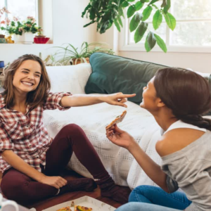 ডাইনিং টেবিল ছাড়ুন! মেঝেতে বসে খাওয়ার এই ৫টি জাদুকরী গুণ জানলে অবাক হবেন