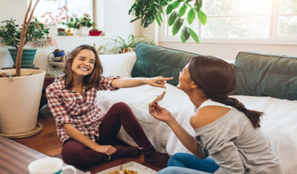 ডাইনিং টেবিল ছাড়ুন! মেঝেতে বসে খাওয়ার এই ৫টি জাদুকরী গুণ জানলে অবাক হবেন