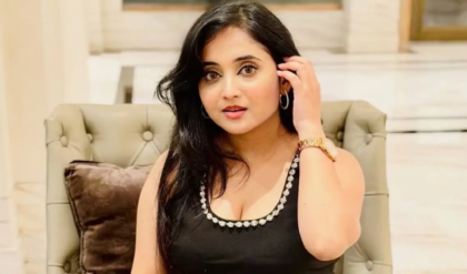 সাদা শাড়ি-লাল পাড়ে স্নিগ্ধ সাজ, শিবরাত্রিতে ভক্তিভরে পুজো সারলেন সৌমিতৃষা!