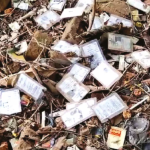 নিজের ভোটার কার্ড ঘরেই, তবে আবর্জনায় এল কী করে? রানিগঞ্জে রহস্যময় কাণ্ডে তুঙ্গে বিতর্ক!