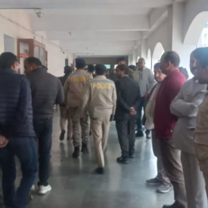 দিল্লি বনাম হিমাচল পুলিশ! ‘শার্টলেস’ কংগ্রেস কর্মীদের গ্রেফতার ঘিরে মাঝরাস্তায় ধুন্ধুমার