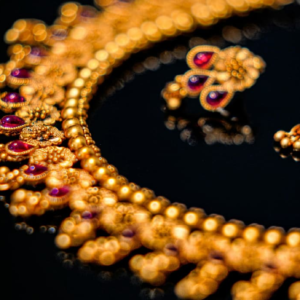 লক্ষ্মীবারে লক্ষ্মীলাভ! হু হু করে কমলো সোনার দাম, আজ কত যাচ্ছে ভরি?