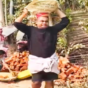 লুঙ্গি পরে মাথায় ইটের ঝুড়ি! মালদহে ‘দিনমজুর’ রূপে এ কোন বিধায়ক? ভাইরাল ভিডিও দেখে তাজ্জব নেটপাড়া