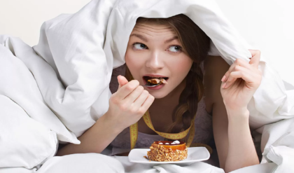 রাতে ঘুমের আগে এই ৫ খাবার খাচ্ছেন? অজান্তেই ডেকে আনছেন ইনসোমনিয়া আর স্থূলতা