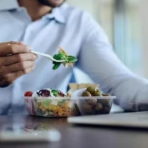 কম্পিউটারের সামনে বসে খাওয়ার অভ্যাস? আজই বদলান, না হলে পস্তাতে হবে জীবনভর