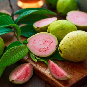 পেয়ারা খেয়েও কাজ হচ্ছে না? ভুল রঙের ফল বেছে নিচ্ছেন না তো? পুষ্টিবিদদের চাঞ্চল্যকর তথ্য