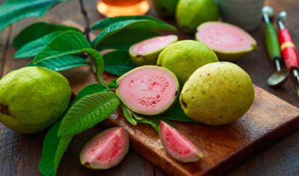 পেয়ারা খেয়েও কাজ হচ্ছে না? ভুল রঙের ফল বেছে নিচ্ছেন না তো? পুষ্টিবিদদের চাঞ্চল্যকর তথ্য