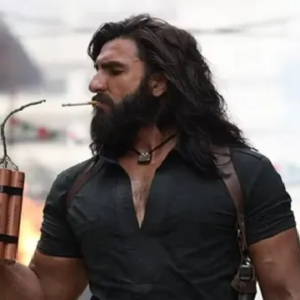 ‘হিন্দুস্তানি ছবি’ বলে কথা! করাচির রাস্তায় মাত্র ১৬ টাকায় মিলছে রণবীর সিংয়ের ব্লকবাস্টার