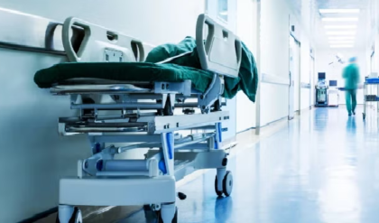 হাসপাতালের অমানবিক মুখ! স্ট্রেচার নেই, লিফট বন্ধ; অসুস্থ বৃদ্ধ বাবাকে কাঁধে নিয়ে তিনতলায় ছুটলেন অসহায় ছেলে