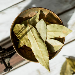 স্রেফ ফোড়ন নয়, ম্যাজিকের মতো কাজ করে তেজপাতা; হাতেনাতে ফল পেতে এভাবে ব্যবহার করুন