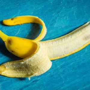 কলা খেয়ে খোসা ফেলে দিচ্ছেন? অজান্তেই হাতছাড়া করছেন পেটের সমস্যার মহৌষধ!