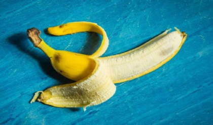 কলা খেয়ে খোসা ফেলে দিচ্ছেন? অজান্তেই হাতছাড়া করছেন পেটের সমস্যার মহৌষধ!