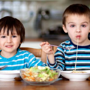 চিবিয়ে না খেয়ে গোগ্রাসে গিলছে শিশু? ভবিষ্যতের এই ৩টি বড় রোগের ঝুঁকি বাড়ছে আজই