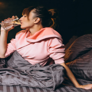 শুতে যাওয়ার ঠিক আগে জল খাচ্ছেন? নিজের অজান্তেই হার্ট ও ঘুমের বারোটা বাজাচ্ছেন না তো?