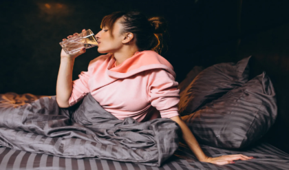 শুতে যাওয়ার ঠিক আগে জল খাচ্ছেন? নিজের অজান্তেই হার্ট ও ঘুমের বারোটা বাজাচ্ছেন না তো?