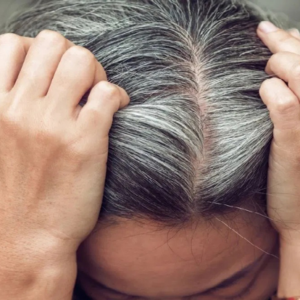 অল্প বয়সেই চুলে পাক? বড় কোনো রোগের আগাম সংকেত নয়তো? আসল সত্যিটা জানুন!