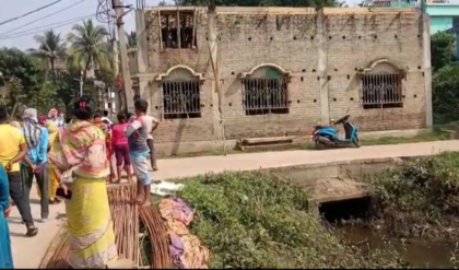 নিজের জমি থাকতেও সরকারি রাস্তা দখল! তৃণমূল কর্মীর দাপটে উত্তপ্ত কৃষ্ণগঞ্জ