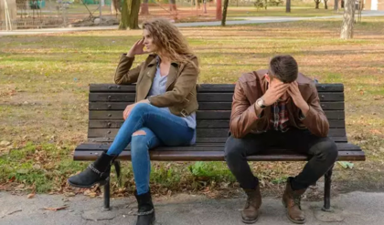 প্রেমিকা কি সত্যি গোপন করছেন? এই ৫টি লক্ষণে ধরুন তাঁর ‘সাদা’ মিথ্যে