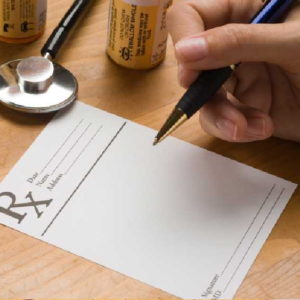 ডাক্তারের হাতের লেখা বুঝতে কালঘাম ছুটছে? প্রেসক্রিপশনের এই সংকেতেই লুকিয়ে সব রহস্য!