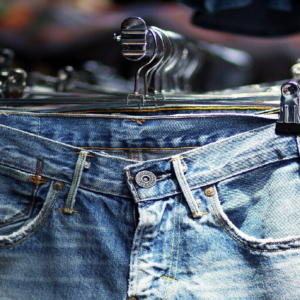 মাসভর জিন্স ধোবেন না! অবাক হলেও সত্যি, কেন জিন্স কাচা মানেই নিজের বিপদ ডেকে আনা?