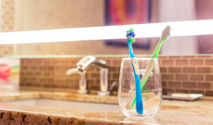 বাথরুমে টুথব্রাশ রাখছেন? অজান্তেই শরীরে ঢুকছে মলের জীবাণু! জানুন বাঁচার উপায়