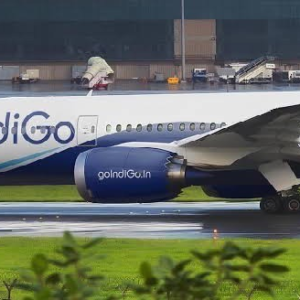 বিমানের শৌচাগারে রাখা ছিল এই চিরকুট! শিলংগামী বিমানে ‘বোমা’র খবরে আতঙ্ক, তড়িঘড়ি নামানো হলো যাত্রীদের