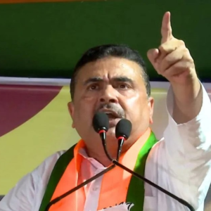 “জুতোর বদলে মালা দেব নাকি?” বিরোধী দলনেতাকে চটি দেখিয়ে বিস্ফোরক মন্তব্য ক্ষুব্ধ মহিলার