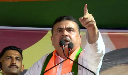 “জুতোর বদলে মালা দেব নাকি?” বিরোধী দলনেতাকে চটি দেখিয়ে বিস্ফোরক মন্তব্য ক্ষুব্ধ মহিলার