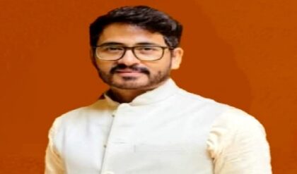 টিকিট পেলেও ‘শুভেচ্ছা’ ফেরালেন হিরণ! শ্যামপুরের প্রার্থী হতেই কেন এমন মেজাজে তারকা বিধায়ক?