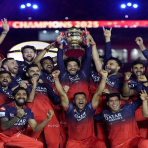 আরসিবি শিবিরে অশনি সংকেত! টুর্নামেন্টের শুরুতেই ছিটকে গেলেন কোহলির ভরসা এই অজি পেসার