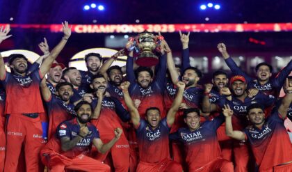 আরসিবি শিবিরে অশনি সংকেত! টুর্নামেন্টের শুরুতেই ছিটকে গেলেন কোহলির ভরসা এই অজি পেসার