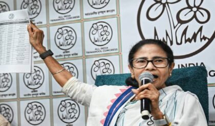 ইস্তেহারে ‘দিদির ১০ প্রতিজ্ঞা’: বিজেপির মোকাবিলায় মমতার ব্রহ্মাস্ত্র? কী কী থাকছে আপনার ঝুলিতে?