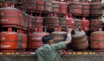 “গ্যাস আছে, কিন্তু মিলছে না!” রান্নার গ্যাসের আকাল নিয়ে রেস্তোরাঁ মালিকের বিস্ফোরক দাবি।