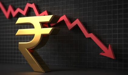 ইতিহাসের সর্বনিম্ন স্তরে রুপি, আকাশছোঁয়া আমদানির খরচে কি বাড়বে জিনিসের দাম?