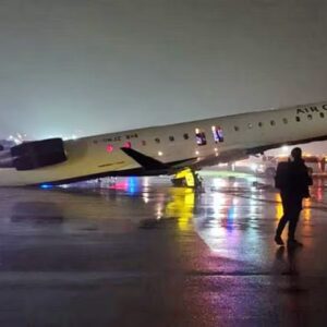 “অবতরণের সময় ভয়াবহ সংঘর্ষ”-আহত ১০০-র বেশি যাত্রী, রক্তাক্ত লা গুয়ারডিয়া বিমানবন্দর!