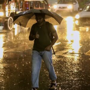 আকাশে ঘূর্ণাবর্তের ‘ডেঞ্জার জোন’! আজ ৫ জেলায় কমলা সতর্কতা, থাকুন সাবধান